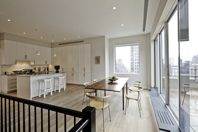 Stonehenge 51 in New York, NY - Foto de edificio - Interior Photo