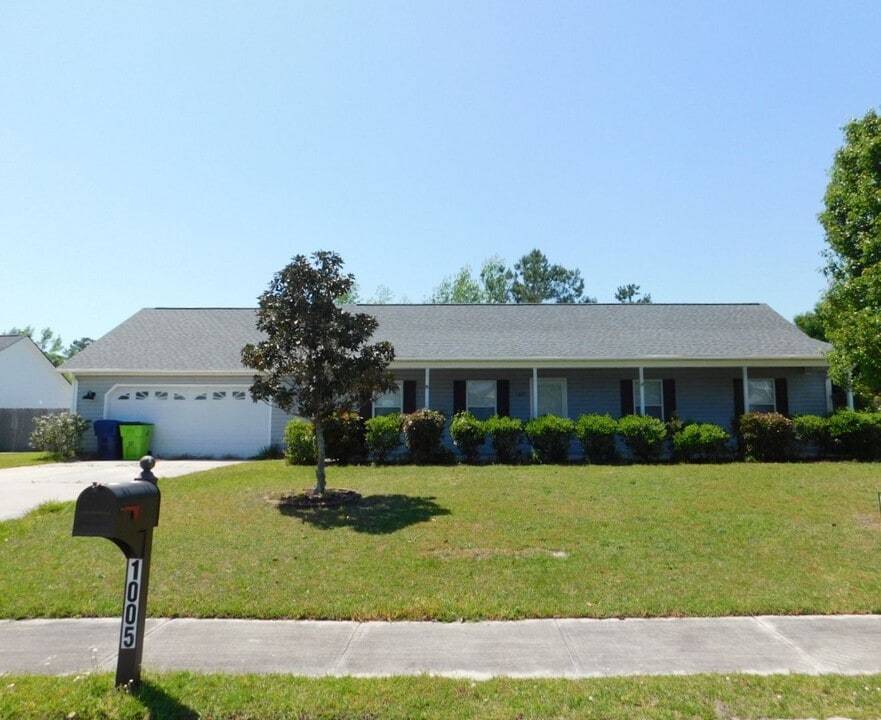 1005 Locust Ct in Havelock, NC - Building Photo