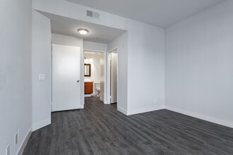 Kenmore Towers in Los Angeles, CA - Building Photo - Interior Photo