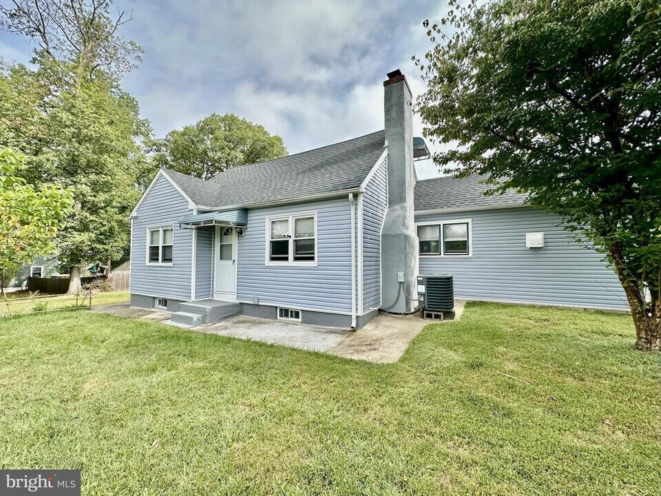 632 Durham Rd in Newtown, PA - Building Photo