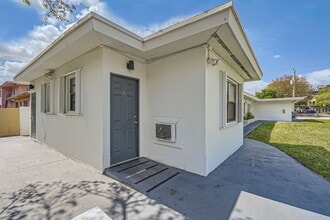 2030 Apartments in Miami, FL - Foto de edificio - Building Photo