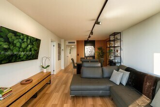 3401 N Country Club Dr, Unit 16 in Miami, FL - Building Photo - Building Photo