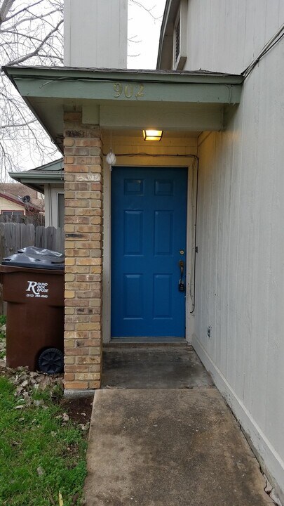 900.902 Ridgemont St in Round Rock, TX - Foto de edificio