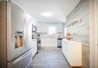 70 Gary Rd in Springfield, MA - Building Photo - Building Photo