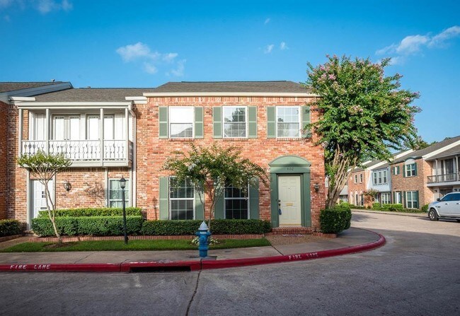 402 Bendwood Dr in Houston, TX - Building Photo - Building Photo