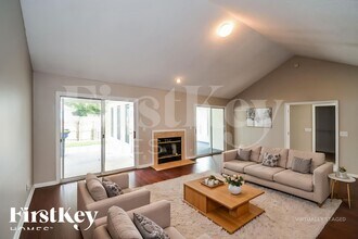 789 Hickory Lakes Dr E in Jacksonville, FL - Foto de edificio - Building Photo