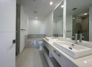 55 SW 9th St, Unit 2106 in Miami, FL - Building Photo - Building Photo