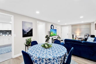 Roanoke Villas Apartments in Rochester Hills, MI - Foto de edificio - Building Photo