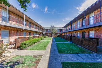 Highland Terrace Apartments in Greenville, TX - Building Photo - Building Photo