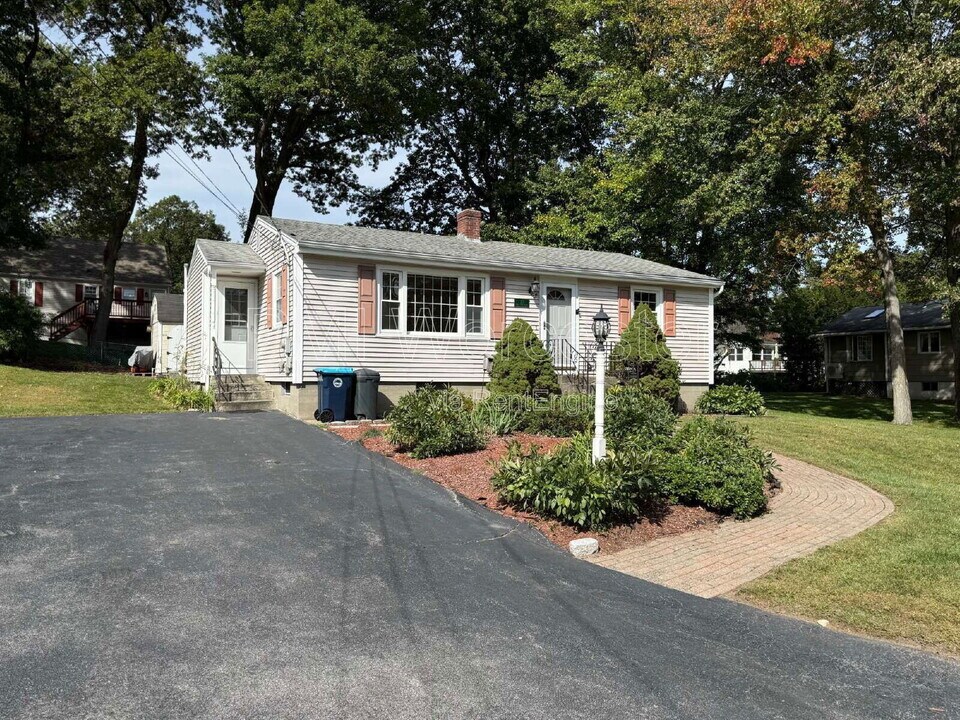 25 Pond View Dr in Shrewsbury, MA - Building Photo