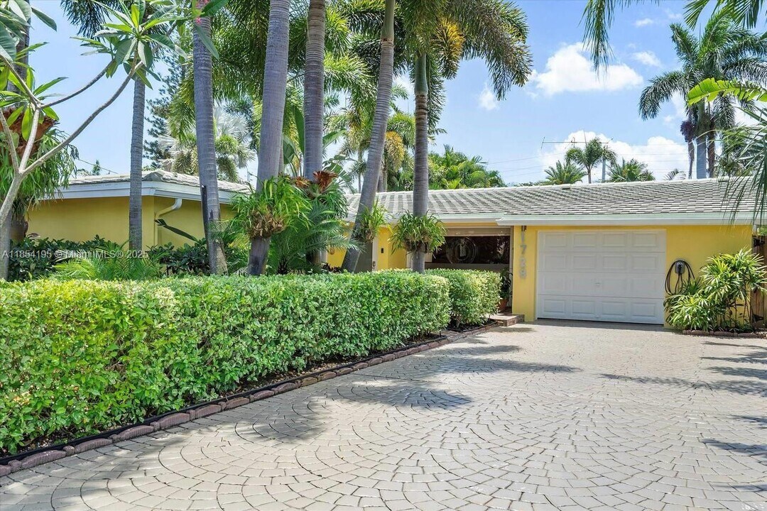 1728 NE 39th St in Oakland Park, FL - Foto de edificio