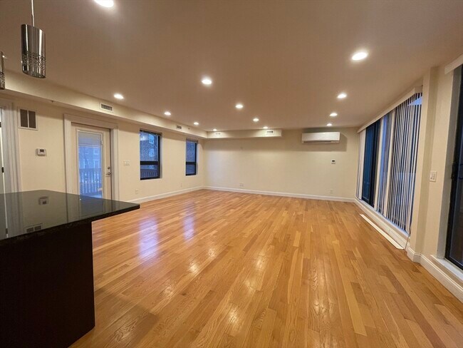 1616 Beacon St, Unit 3 in Brookline, MA - Building Photo - Building Photo