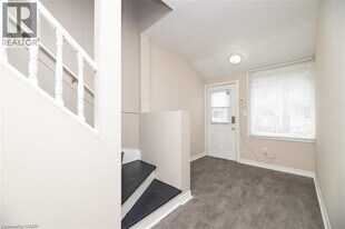 20 Harvey St in Hamilton, ON - Building Photo