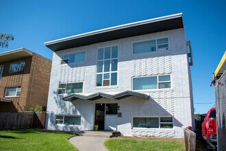 1711 Mount Royal Apartments in Calgary, AB - Building Photo - Building Photo