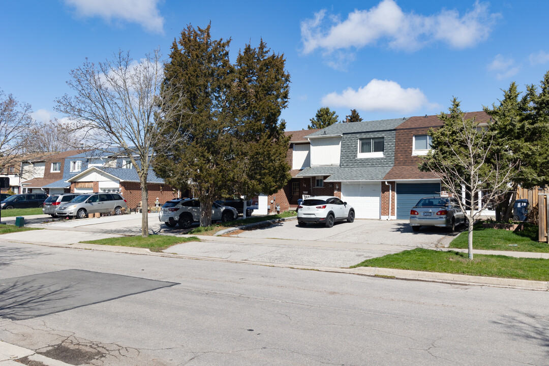 30 Phalen Cres in Toronto, ON - Building Photo