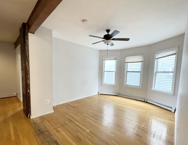 5 Iroquois St, Unit 2 in Boston, MA - Building Photo - Building Photo