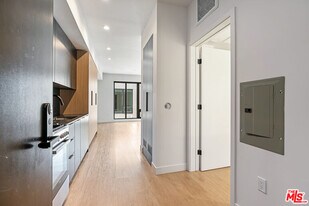 10700 Tabor St in Los Angeles, CA - Building Photo