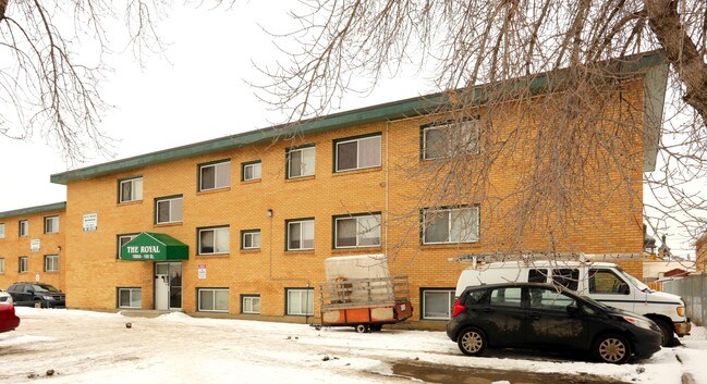 Royal Manor in Edmonton, AB - Building Photo - Building Photo