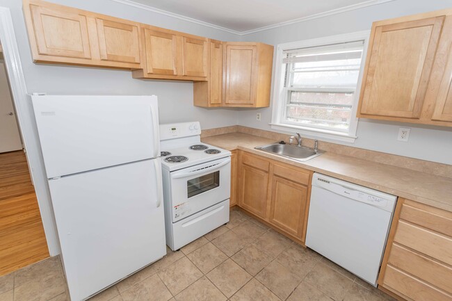22 Vera St, Unit 4 in West Hartford, CT - Foto de edificio - Building Photo