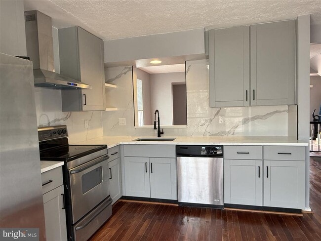 property at 102 Smoothleaf Ln