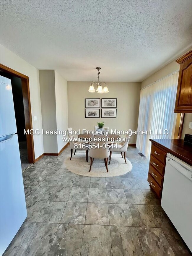 519 N Foxridge Dr in Raymore, MO - Building Photo - Building Photo