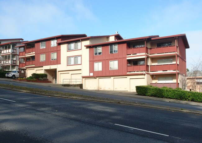620 Serramonte Blvd in Daly City, CA - Foto de edificio - Building Photo
