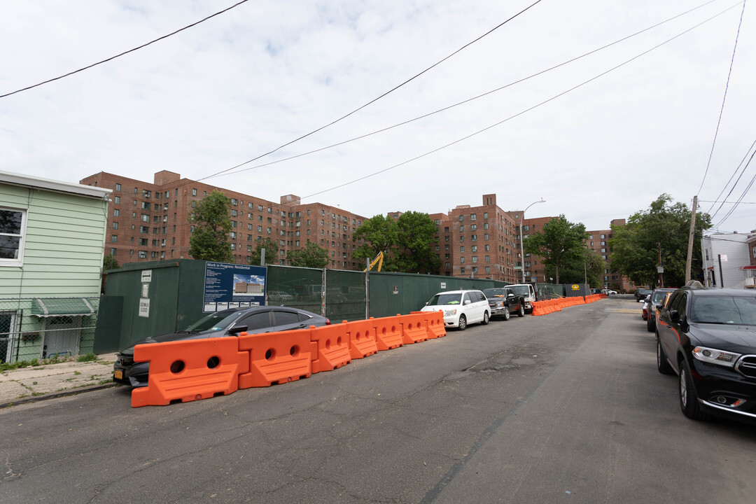 Parkchester Gardens in Bronx, NY - Building Photo