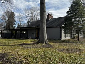 1242 Stonegate Ln in East Lansing, MI - Building Photo