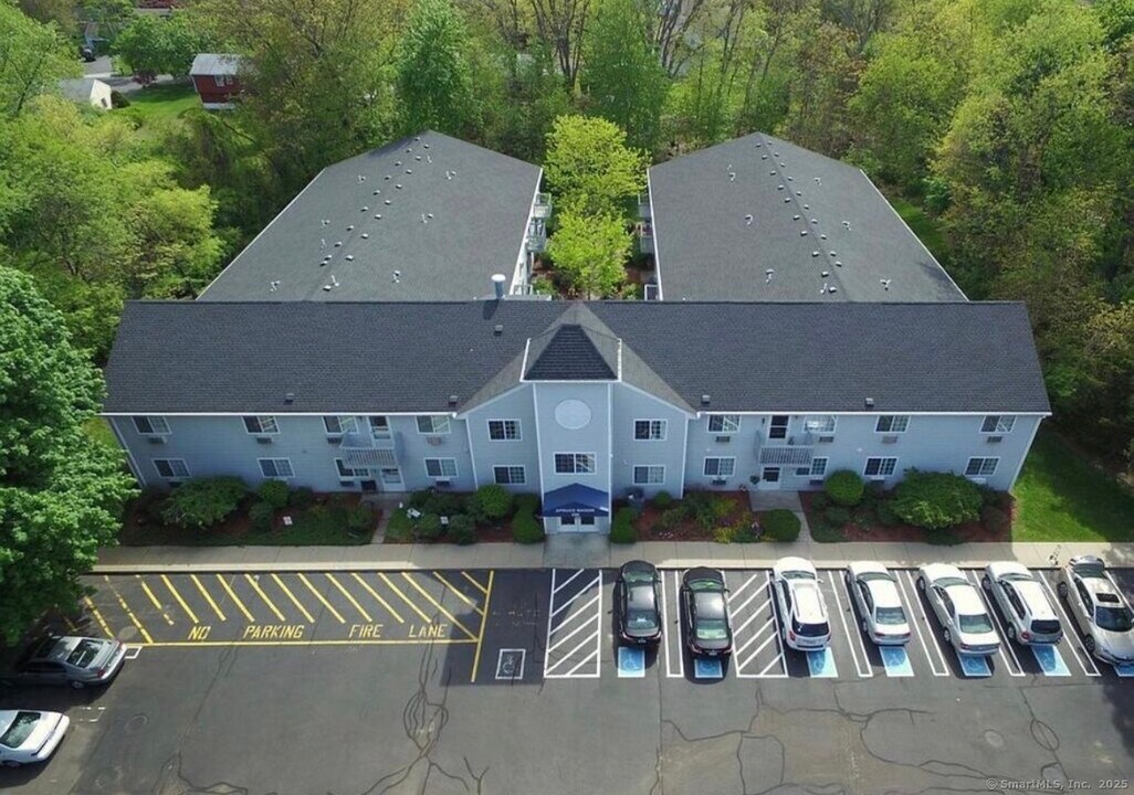 256 Peck Ln in Orange, CT - Building Photo