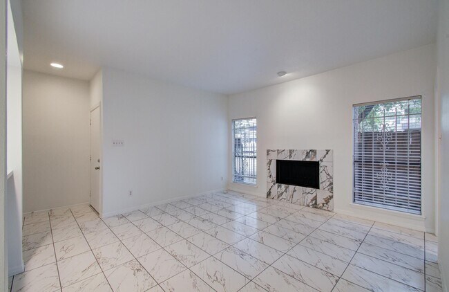 1818 Augusta Dr in Houston, TX - Building Photo - Building Photo