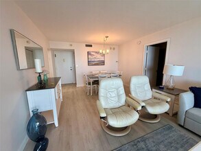 101 Briny Ave in Pompano Beach, FL - Foto de edificio - Building Photo