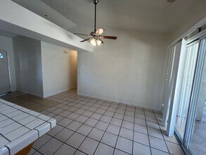 551 W Windsor Dr in Hanford, CA - Building Photo - Building Photo