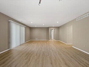 26656 Farmbrook Villa Dr in Southfield, MI - Building Photo - Building Photo