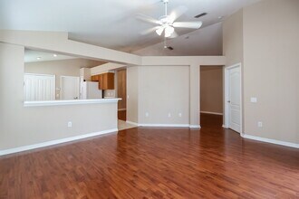 30800 Birdhouse Dr in Wesley Chapel, FL - Foto de edificio - Building Photo