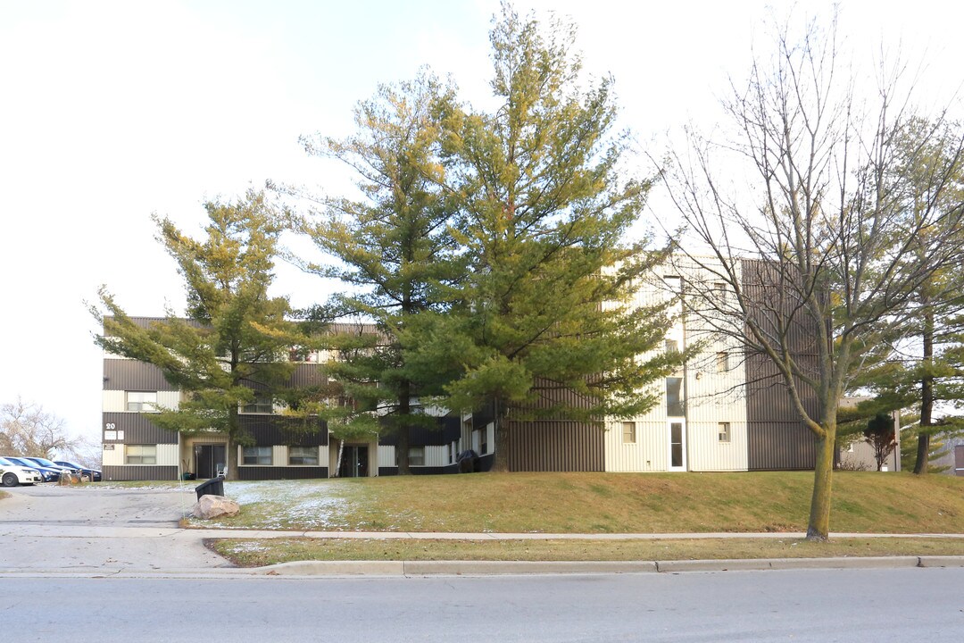 20 Country Hill Dr in Kitchener, ON - Building Photo