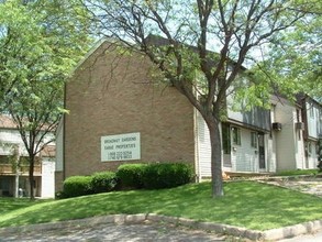 Broadway Gardens in Martins Ferry, OH - Building Photo - Building Photo