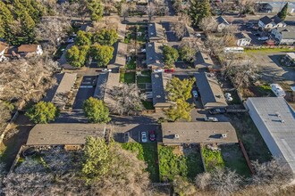 186 E Shasta Ave in Chico, CA - Foto de edificio - Building Photo