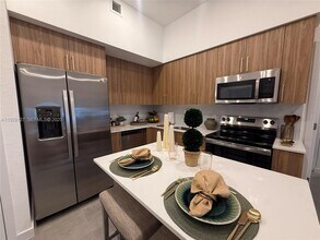 2001 Van Buren St in Hollywood, FL - Foto de edificio - Building Photo