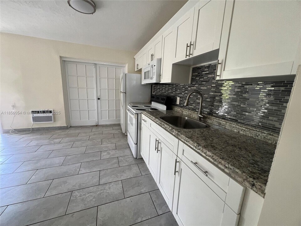 2760 SW 2nd St in Fort Lauderdale, FL - Building Photo