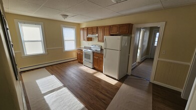 8 Robinson St, Unit 8 Robinson St Unit 3F in Webster, MA - Foto de edificio - Building Photo