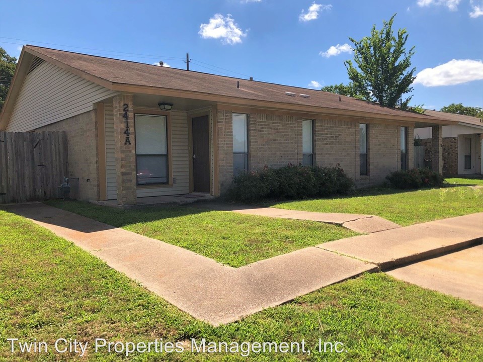 2414 Pecan Ridge Dr in Bryan, TX - Building Photo