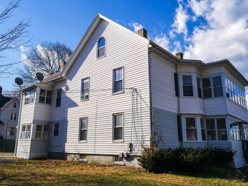 70 Walnut St in Chicopee, MA - Building Photo