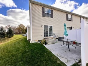 33168 Beverly Ln in Avon Lake, OH - Foto de edificio - Building Photo