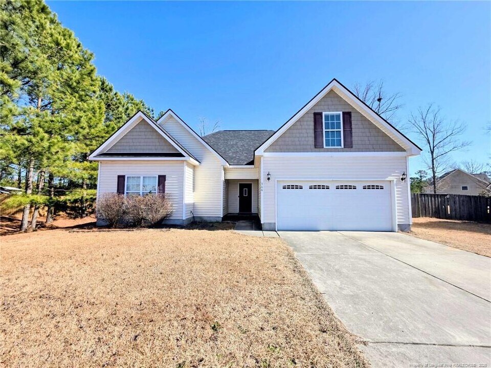 366 Carolina Oaks Cir in Linden, NC - Building Photo