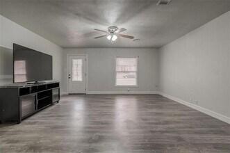 2412 Cravens Rd in Fort Worth, TX - Building Photo - Building Photo