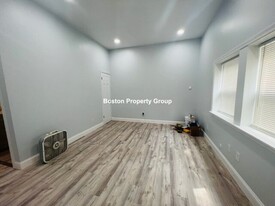 10 Rice St, Unit #1 in Brookline, MA - Foto de edificio - Building Photo