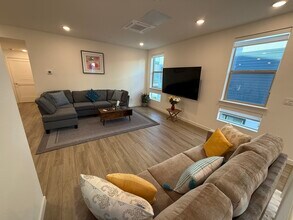6634 Optimum Loop in San Jose, CA - Building Photo - Building Photo