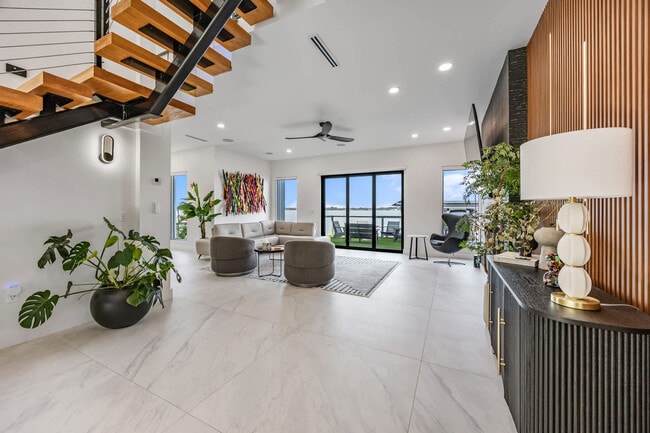 2175 S Tropical Trail in Merritt Island, FL - Building Photo - Building Photo