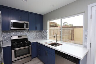 1409 N Roundtree Ln in Anaheim, CA - Building Photo - Building Photo