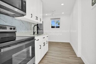 210 Beacom Blvd in Miami, FL - Building Photo